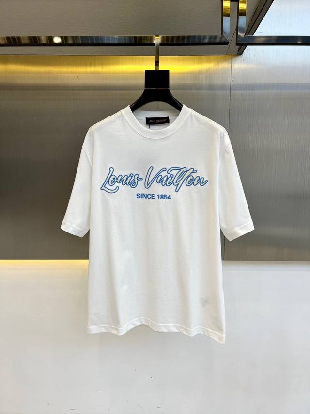 Lv、2025春夏新款刺绣标识装饰短袖T恤。客供进口100%全棉材质制成，面料手感丝滑柔软，透气亲肤性极佳，着身无比的舒适，整体质感相当之高！衣身胸前徽标刺绣L