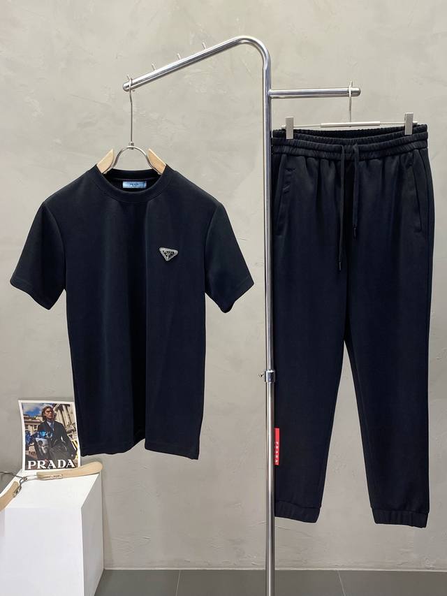 短袖 、裤子 。Prada普拉达独家专供春夏新款专柜同款套装，透气舒适休闲！高级感满满！细节精致高档，做工无可挑剔！原版高端面料很显高级！面料柔软细腻舒适 吸湿