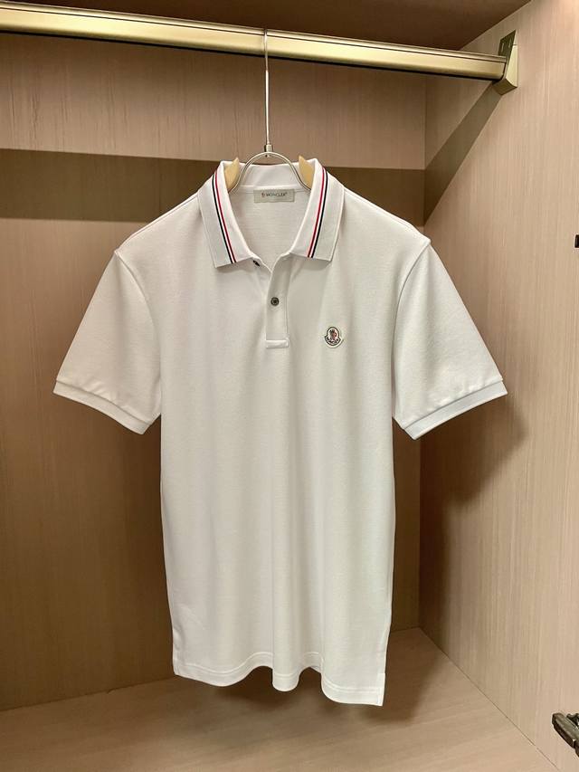 蒙口 2025Ss夏季新款 官网最新款翻领 Polo衫，搭配品牌图标，延续极简常态化的设计，时髦与气质于一身！配色轻熟百搭 细节精致出挑！面料采用进口丝光珠地棉