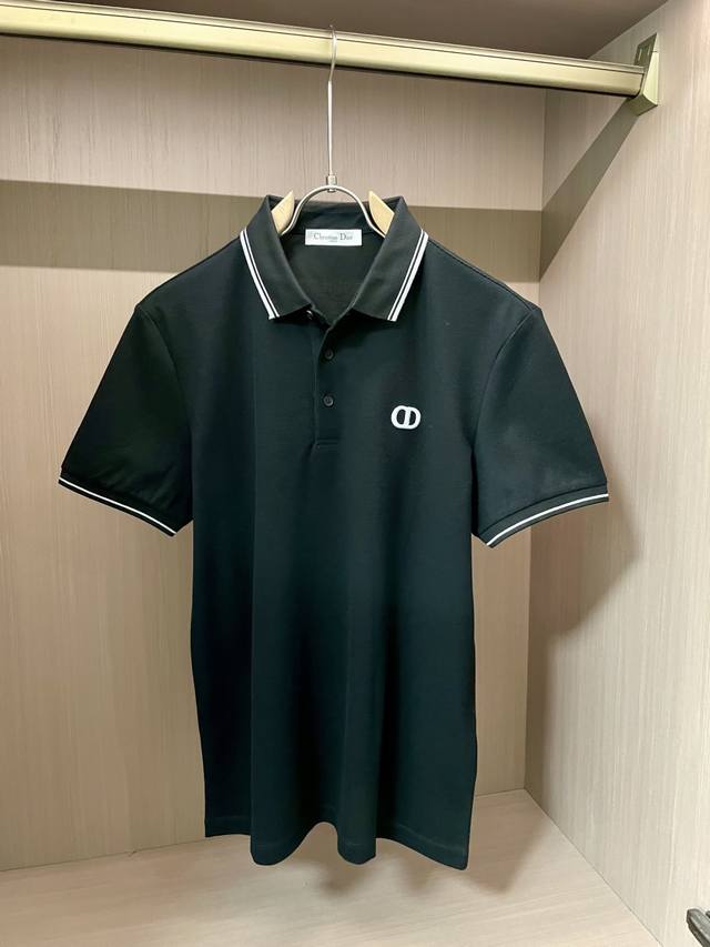 Dior 2025Ss夏季新款 官网最新款翻领 Polo衫，搭配品牌图标，延续极简常态化的设计，时髦与气质于一身！配色轻熟百搭 细节精致出挑！面料采用进口丝光珠