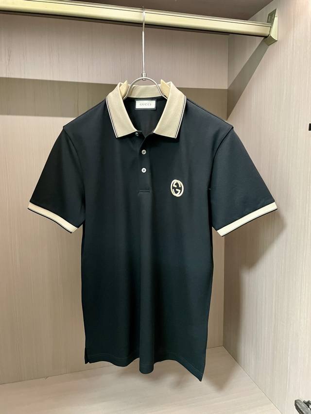Gucc 2025Ss夏季新款 官网最新款翻领 Polo衫，搭配品牌图标，延续极简常态化的设计，时髦与气质于一身！配色轻熟百搭 细节精致出挑！面料采用进口丝光珠