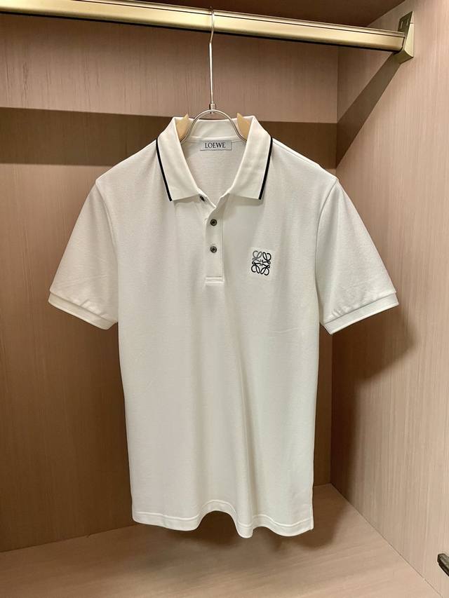 Loewe 2025Ss夏季新款 官网最新款翻领 Polo衫，搭配品牌图标，延续极简常态化的设计，时髦与气质于一身！配色轻熟百搭 细节精致出挑！面料采用进口丝光