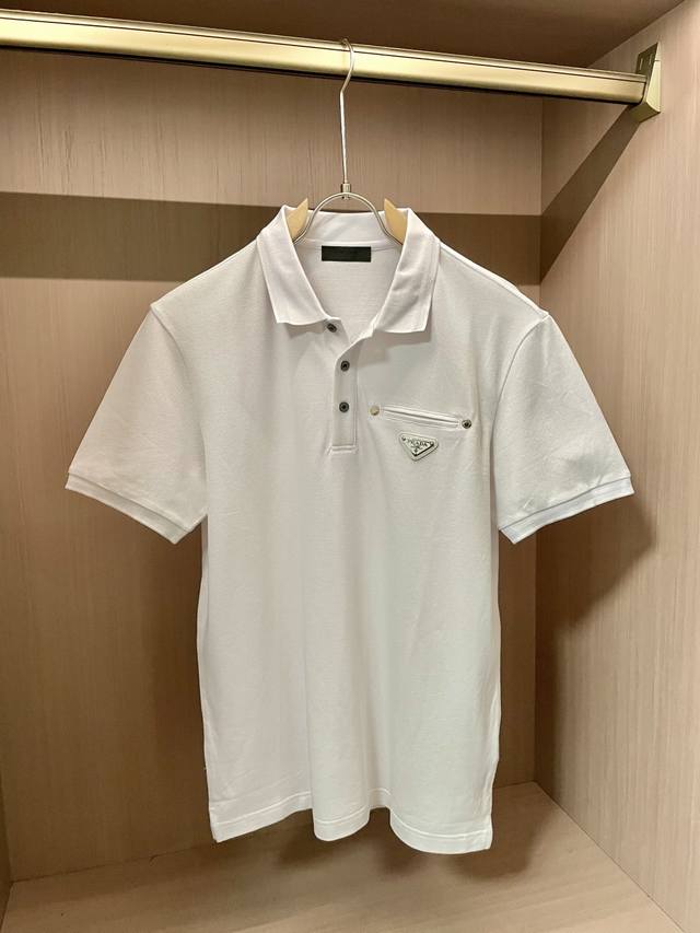 Prad 2025Ss夏季新款 官网最新款翻领 Polo衫，搭配品牌图标，延续极简常态化的设计，时髦与气质于一身！配色轻熟百搭 细节精致出挑！面料采用进口丝光珠