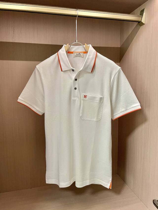 爱仕 2025Ss夏季新款 官网最新款翻领 Polo衫，搭配品牌图标，延续极简常态化的设计，时髦与气质于一身！配色轻熟百搭 细节精致出挑！面料采用进口丝光珠地棉