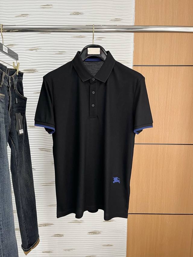 A26-Bu 商务休闲通勤款,渠道精品唯美主义的英式裁剪艺术尽显男士魅力风采. 25春夏 专属标识Polo衫短袖T恤 经典的翻领裁剪工艺从未停止.既不单调也不复