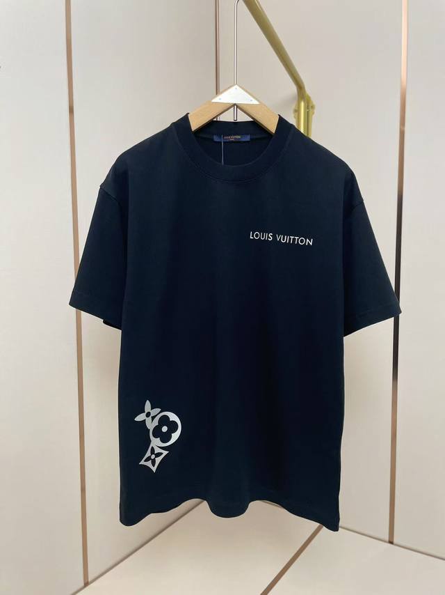 Lv新款云朵硅胶印花T恤 简约风 清爽帅气 肩部通肩压条 280克纯棉面料舒适透气 黑白双色 男女同款 码数S-Xxl