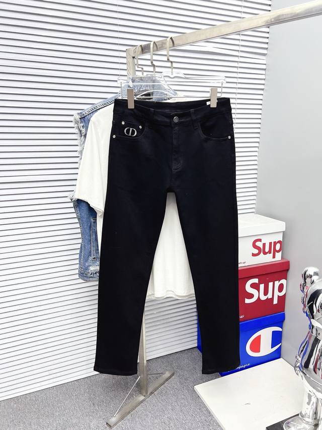 迪奥 2025新品 专柜有售 实体店极品牛仔裤专柜原版1:1好货，适合各个年龄段。市场最高版本的欧洲进口面料。舒适柔软亲肤，上身效果超级棒时尚百搭，笔挺有型，衣