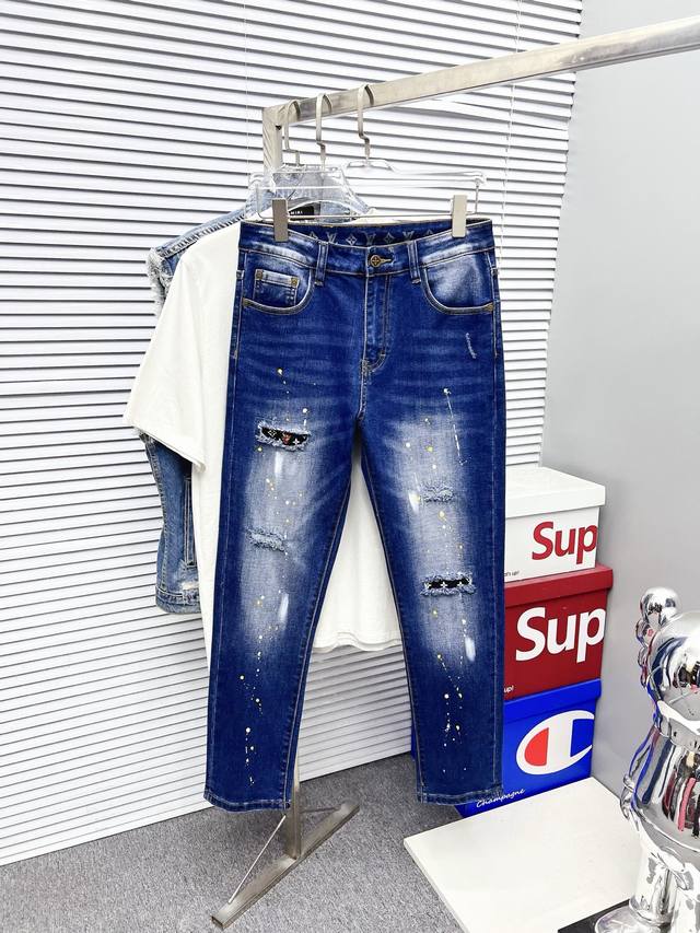 L V 2025新品 专柜有售 实体店极品牛仔裤专柜原版1:1好货，适合各个年龄段。市场最高版本的欧洲进口面料。舒适柔软亲肤，上身效果超级棒时尚百搭，笔挺有型，