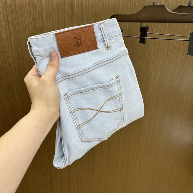 高端货品 Bc Ss春夏爆款新品 秋冬牛仔裤柔软亲肤面料 重工定位洗水 专柜限量款 奢华感订制头层皮铭牌 工艺+洗水外贸品质感细节处理满满到位 这颜色绝对爱了爱