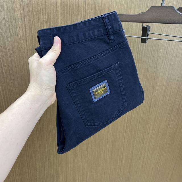 Dg Ss春夏爆款新品 秋冬牛仔裤柔软亲肤面料 重工定位洗水 专柜限量款 奢华感订制头层皮铭牌 工艺+洗水外贸品质感细节处理满满到位 这颜色绝对爱了爱了专柜秋冬