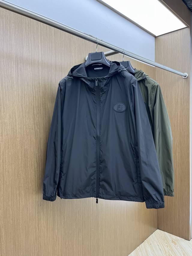 Bbr 2550开春新款男士连帽夹克外套，高定专柜面料 透气舒适度高，细节无可挑剔，品牌元素设计理念，做工考究工艺复杂，专业代购级体现高品质。Lz手感细腻柔软！