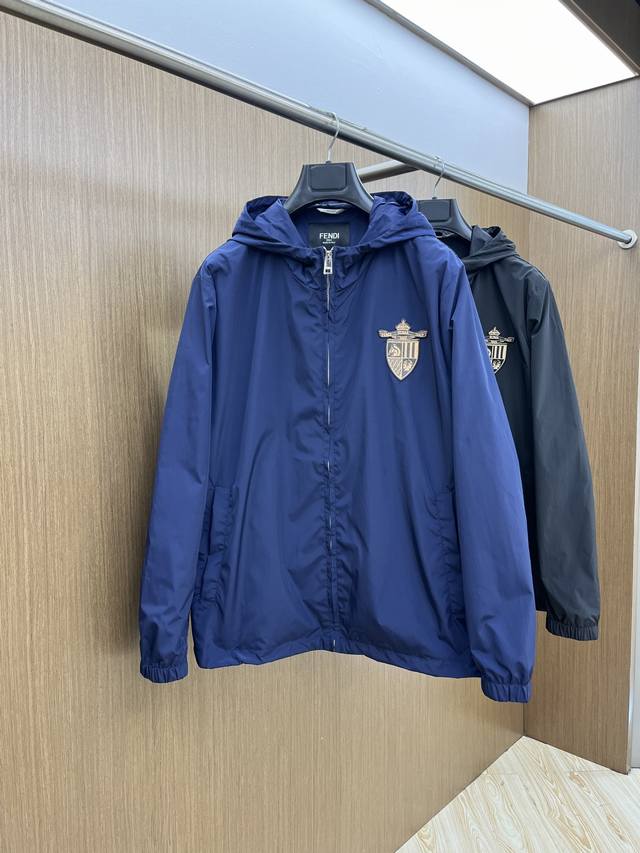 Dg 2550开春新款男士连帽夹克外套，高定专柜面料 透气舒适度高，细节无可挑剔，品牌元素设计理念，做工考究工艺复杂，专业代购级体现高品质。Lz手感细腻柔软！呈