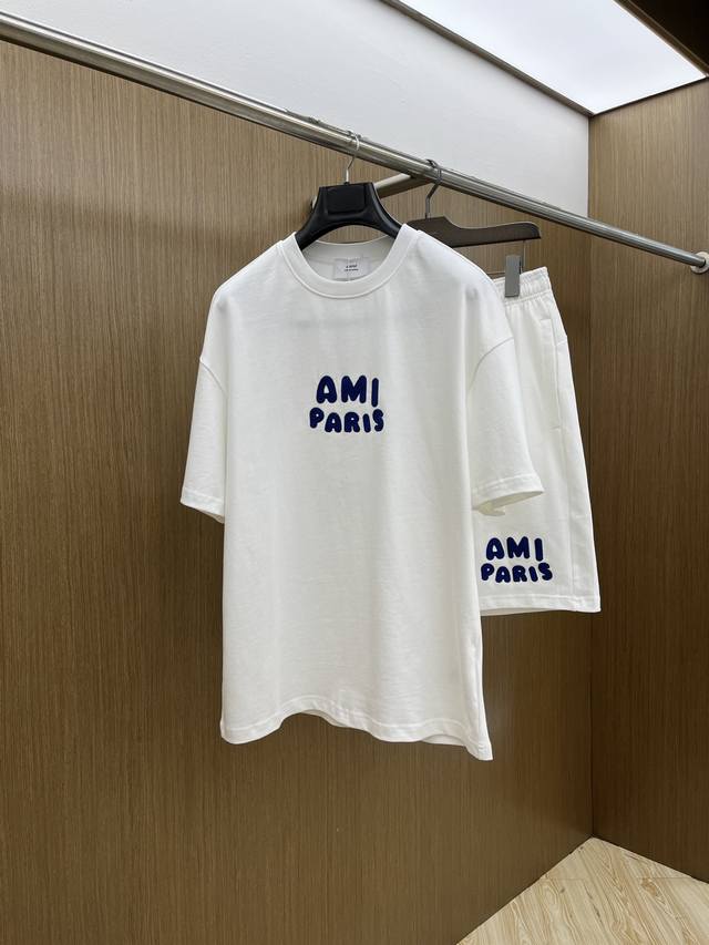 新款 套 Ami 2550春夏最新款休闲短裤短袖套装，男女款 贸易公司渠道稀出，同步官网发售！基本每一季都会有它的背影所在，期待着所有潮男潮女们的演绎！此款选用