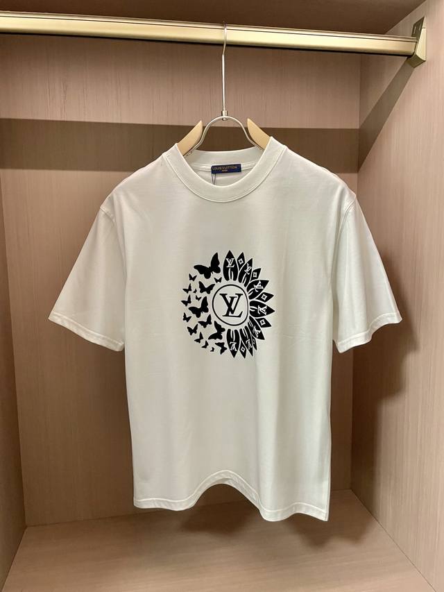 Lv 2025新款 圆领 短袖 T恤 高端版本！专柜定制面料 透气舒适度高，细节无可挑剔，品牌元素设计理念，体现高品质。手感细腻柔软！呈现休闲裁剪，上身版型超赞