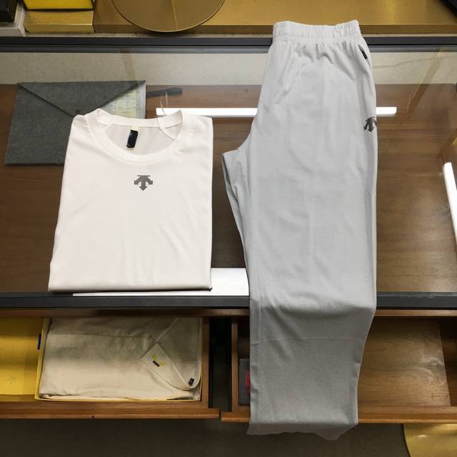新品套装上衣 裤 迪桑特 拆卖 2025Ss 春夏 迪*特日式简约设计短袖长裤经典套装 定制专柜级莫代尔凉感轻薄面料，透气冰爽，手感无敌。所有车缝走线，细节全部