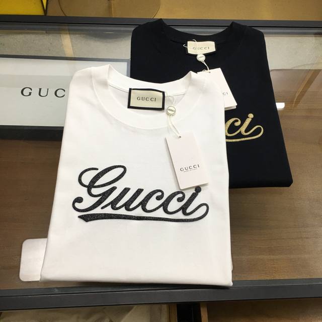 新品潮牌 G.U.Ci... S-2Xl，微阔下单报身高体重 2025Ss春夏最新款圆领时尚短袖T恤，官网同步，专柜高克重300G纯棉面料！贴肤舒适透气，耐看又