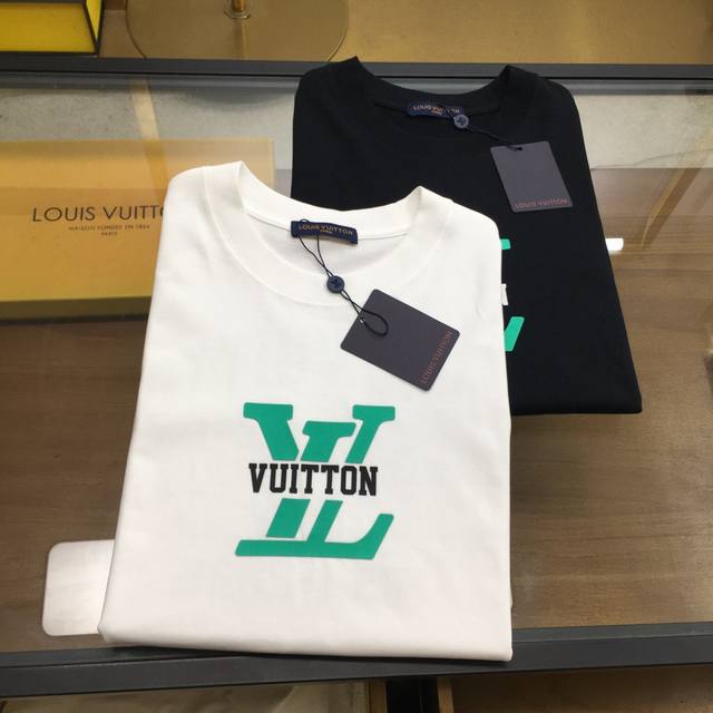 新品潮牌 L.V... S-2Xl，微阔下单报身高体重 2025Ss春夏最新款圆领时尚短袖T恤，官网同步，专柜高克重300G纯棉面料！贴肤舒适透气，耐看又好穿，