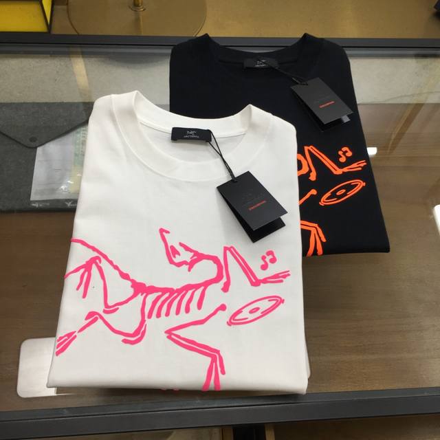 新品潮牌 始祖 S-2Xl，微阔下单报身高体重 2025Ss春夏最新款圆领时尚短袖T恤，官网同步，专柜高克重300G纯棉面料！贴肤舒适透气，耐看又好穿，经典Lo