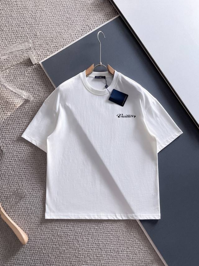 原单版本 Louisvuitton 路易威登 2025春夏系列前后标识装饰 选用330克双纱平织棉面料打造，立体印花工艺 男女同款 推荐颜色 黑色 白色 浅灰色