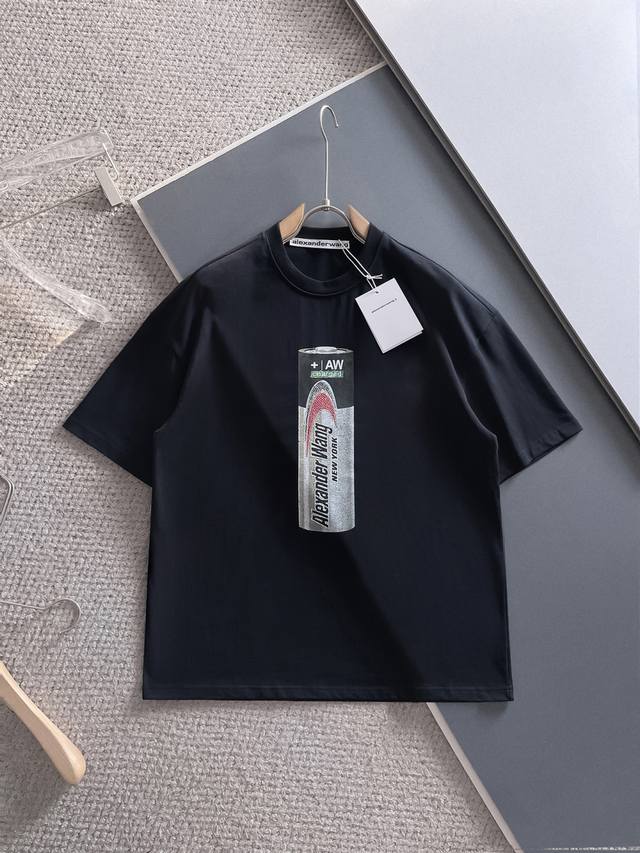 原单版本Alexanderwang 亚历山大王 美式复古超大电池印花Logo 宽松T恤 男女同款 整体简约却处处藏着设计小心思，日常通勤、朋友聚会都适配，轻松拿