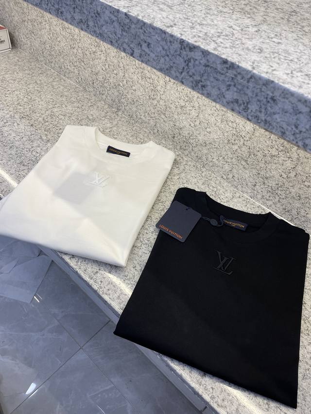 Ly驴牌25 Ss新品春夏首发专柜 最新款短袖圆领T恤高端订制 设计前卫时尚！品牌Logo重工艺设计高端定制欧棉180克面料手感柔软.穿着舒适.专柜级别精致车线