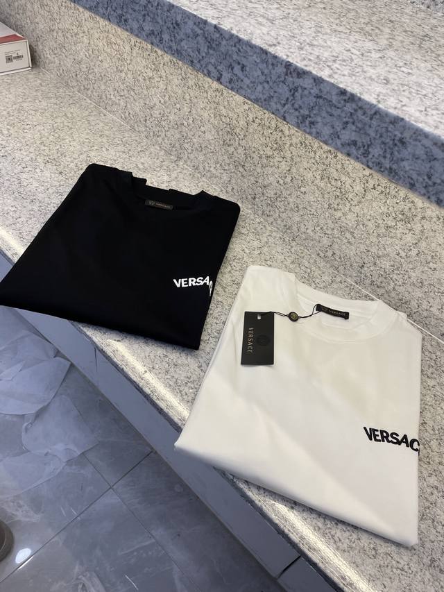 Verise范斯折25 Ss新品春夏首发专柜 最新款短袖圆领T恤高端订制 设计前卫时尚！品牌Logo重工艺设计高端定制欧棉180克面料手感柔软.穿着舒适.专柜级