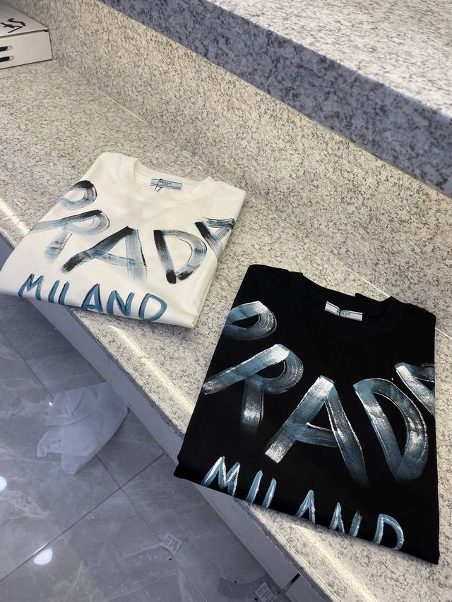 Prad普拉哒25 Ss新品春夏首发专柜 最新款短袖圆领T恤高端订制 设计前卫时尚！品牌Logo重工艺设计高端定制欧棉180克面料手感柔软.穿着舒适.专柜级别精