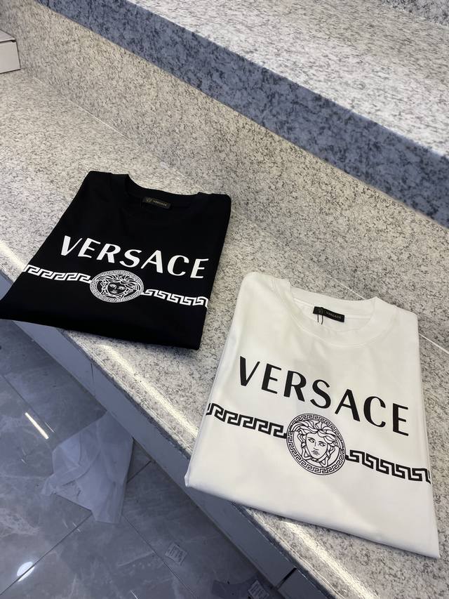 Veris瓦萨25 Ss新品春夏首发专柜 最新款短袖圆领T恤高端订制 设计前卫时尚！品牌Logo重工艺设计高端定制欧棉180克面料手感柔软.穿着舒适.专柜级别精
