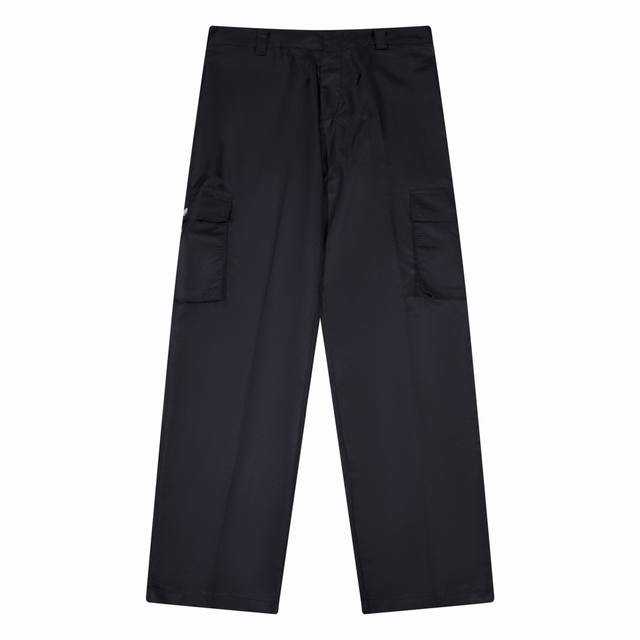 普拉达 Spra*A这款工装长裤采用Re-Nylon再生尼龙面料打造，饰以标志性的涂珐琅三角形金属徽标。再生尼龙纱线Econyl通过提纯海洋塑料、彰显品牌形象