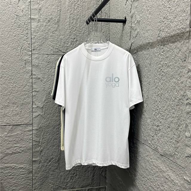 Alo*2025春夏款 经典简约字母 白色银色厚板立体硅胶工艺 个性Logo 定制双纱平纹纯棉面料 短袖T恤 男女同款 颜色：黑色 白色 尺码： S 90-13