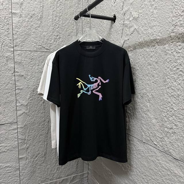 Arc'teryx*始祖*鸟2025春夏季潮牌新款 个性经典图案彩色渐变印花 定制双纱平纹纯棉面料 短袖T恤 男女同款 颜色：黑色 白色 安哥拉红 尺码： S
