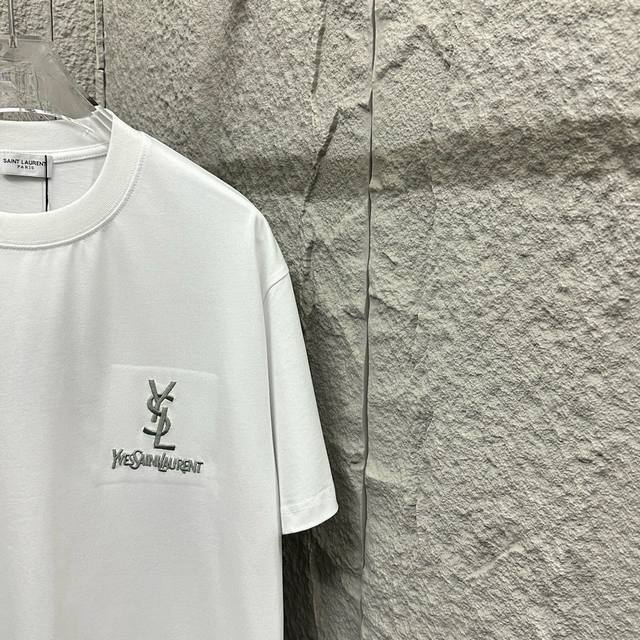 Ysl*圣罗兰* 2025春夏新款 经典字母银线刺绣 简约大气 定制双纱平纹纯棉面料 短袖T恤 男女同款 尺码： S 90-130斤 M 120-150斤 L