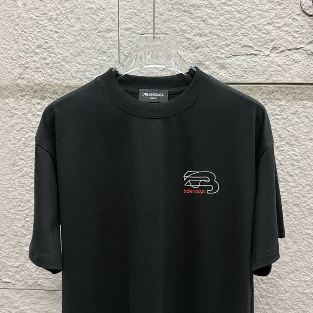 Balenci*Ga 巴黎2025春夏新款 经典字母刺绣 个性字母Logo 背后字母印花 定制双纱平纹纯棉面料 短袖T恤 男女同款 颜色：黑色 白色 尺码： S