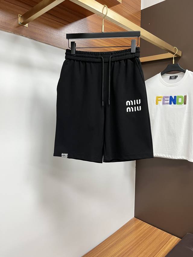 Miumiu 官网专柜同步有售，原单狠货，超级有范儿的一款休闲短裤 定制原版面料，独特设计，顶级印花工艺字母图案Logo，原版五金辅料装饰，极为翘楚的一款短裤，