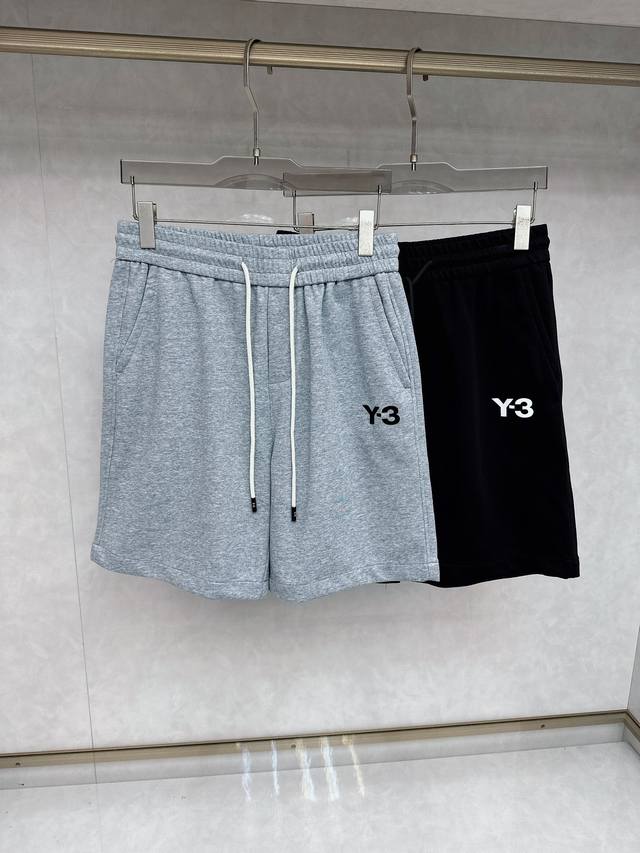 Y3 2025夏季新款男士休闲短裤，高级定制面料透气面料 透气弹力舒适度极高，细节无可挑剔，顶级辅料配备，原版Logo设计理念，手感细腻柔软！上身版型超赞！尺码