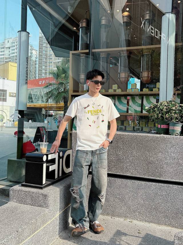 芬家 2025春夏新款首发专柜最新款短袖圆领T恤 高端订制 设计前卫时尚！品牌Logo重工艺设计 高端定制面料.手感柔软.穿着舒适.专柜级别精致车线.做工精细.