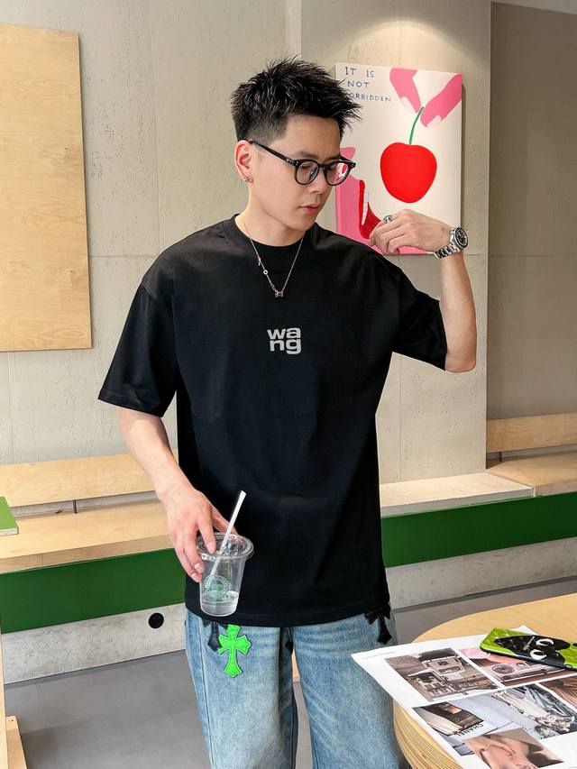 大王家 2025春夏新款首发专柜最新款短袖圆领T恤 高端订制 设计前卫时尚！品牌Logo重工艺设计 高端定制面料.手感柔软.穿着舒适.专柜级别精致车线.做工精细