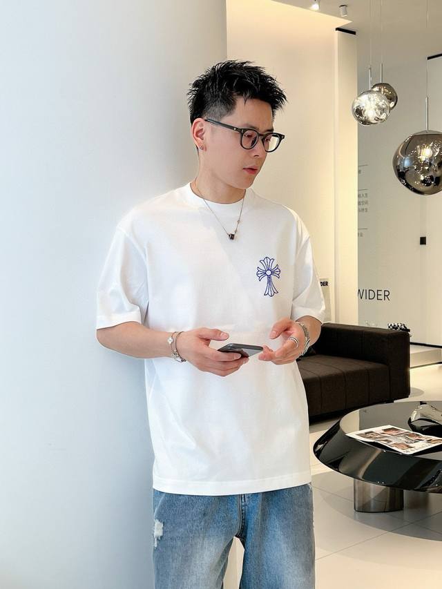 克罗家 2025春夏新款首发专柜最新款短袖圆领T恤 高端订制 设计前卫时尚！品牌Logo重工艺设计 高端定制面料.手感柔软.穿着舒适.专柜级别精致车线.做工精细