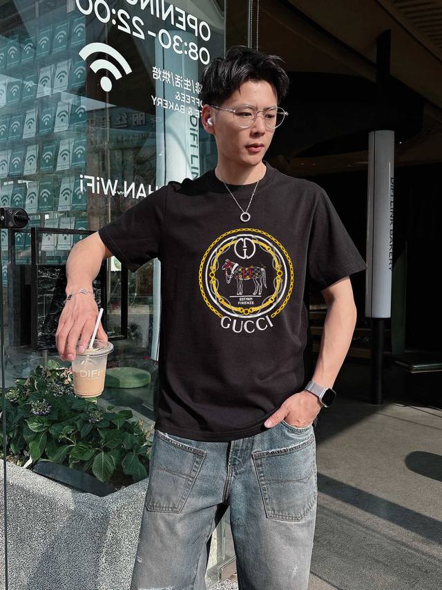 古家 2025春夏新款首发专柜最新款短袖圆领T恤 高端订制 设计前卫时尚！品牌Logo重工艺设计 高端定制面料.手感柔软.穿着舒适.专柜级别精致车线.做工精细.