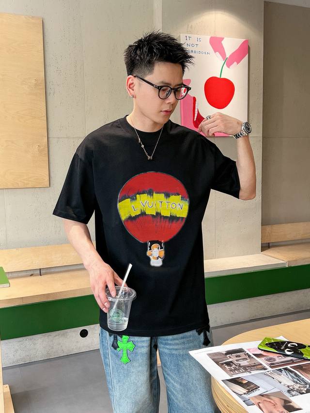驴家 2025春夏新款首发专柜最新款短袖圆领T恤 高端订制 设计前卫时尚！品牌Logo重工艺设计 高端定制面料.手感柔软.穿着舒适.专柜级别精致车线.做工精细.