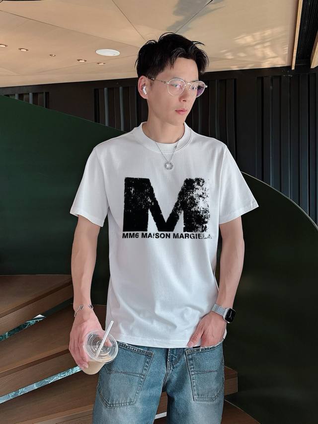马吉拉家 2025春夏新款首发专柜最新款短袖圆领T恤 高端订制 设计前卫时尚！品牌Logo重工艺设计 高端定制面料.手感柔软.穿着舒适.专柜级别精致车线.做工精