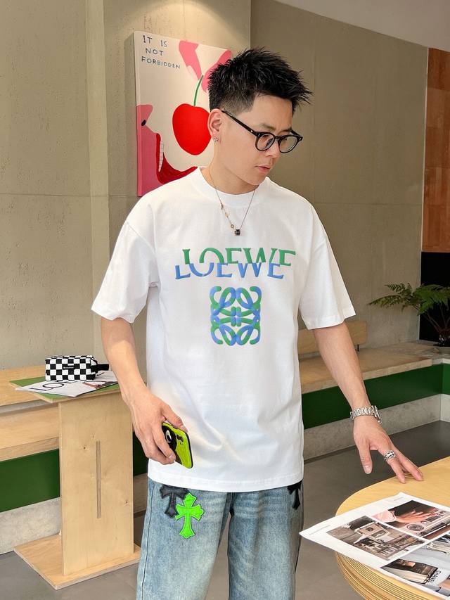 罗意家 2025春夏新款首发专柜最新款短袖圆领T恤 高端订制 设计前卫时尚！品牌Logo重工艺设计 高端定制面料.手感柔软.穿着舒适.专柜级别精致车线.做工精细