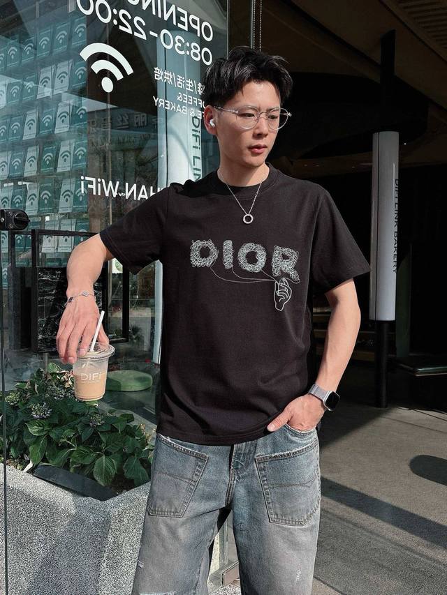 迪家 2025春夏新款首发专柜最新款短袖圆领T恤 高端订制 设计前卫时尚！品牌Logo重工艺设计 高端定制面料.手感柔软.穿着舒适.专柜级别精致车线.做工精细.