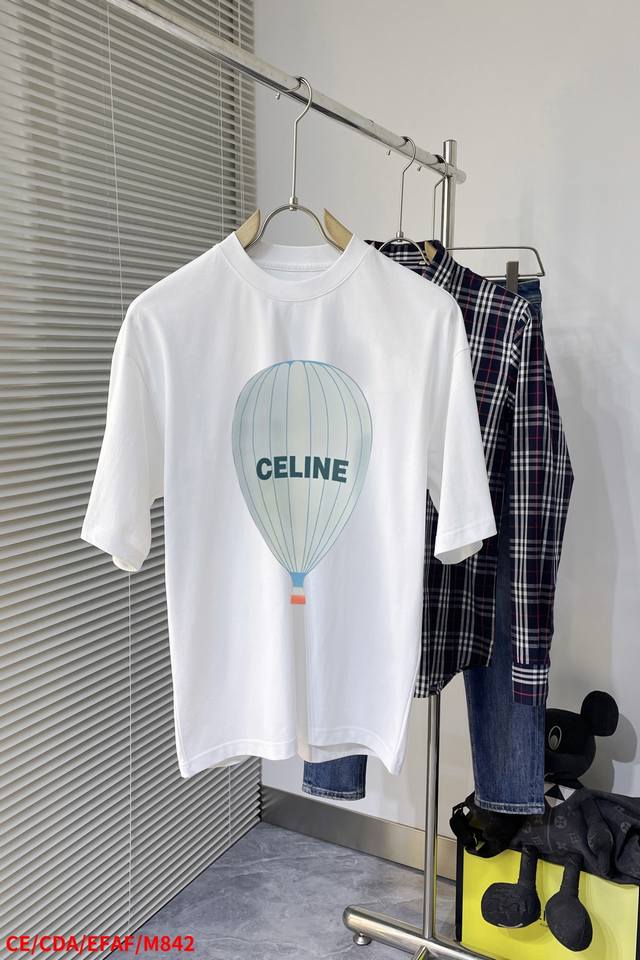 M842 Ce Celine 2025夏季新款最新品短袖T恤，同步有售，原单狠货，时尚进口原版科技面料，上身舒适透气，原版定制五金辅料，上身帅气有型，三标齐全，
