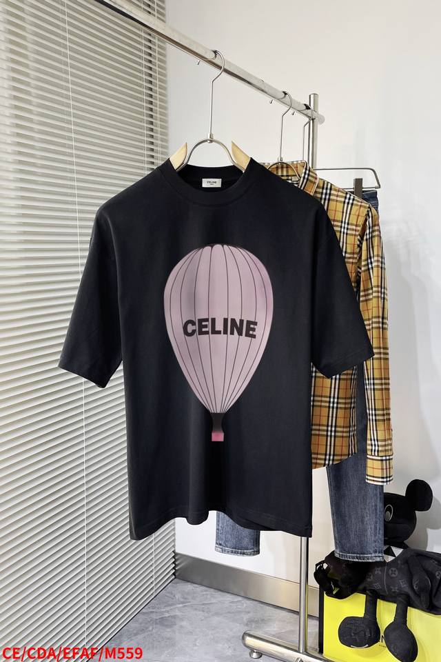 M559 Ceceline 2025新款 圆领 短袖 T恤 高端版本！定制面料 透气舒适度高，细节无可挑剔，品牌元素设计理念，体现高品质。手感细腻柔软！呈现休闲