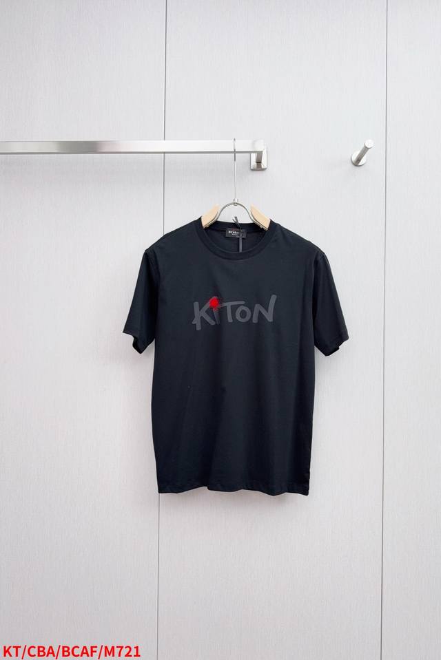 M721 Ktkiton 2025春夏新款男士短袖T恤，采用进口专属丝光棉面料！！简单Logo标识压绒设计！代表品牌形象 简洁舒适的款式，线条感粗细均匀饱满，精
