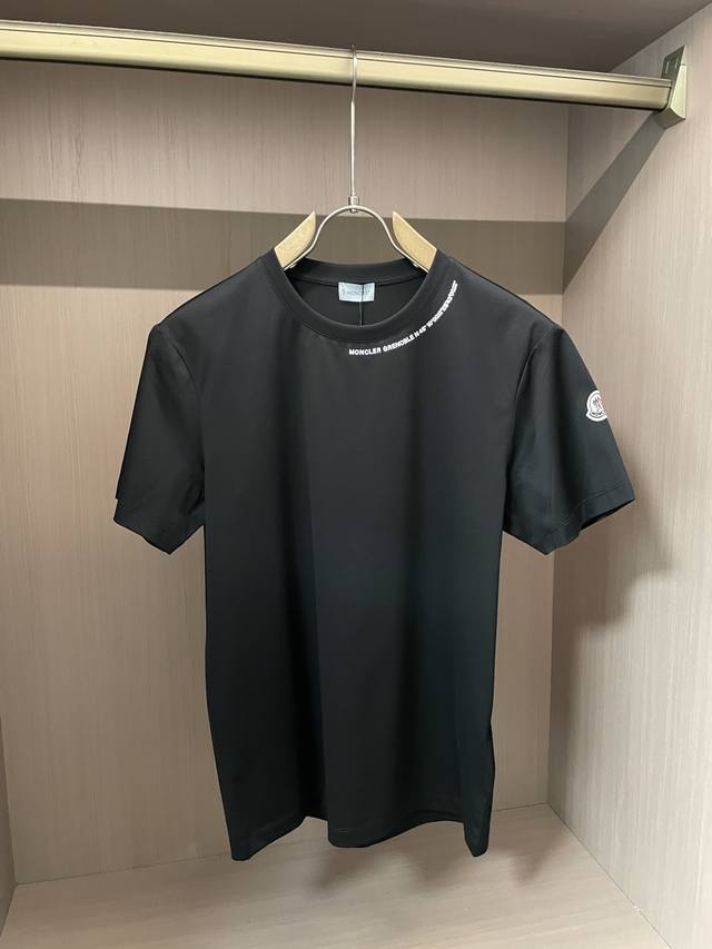 Moncler 2025春夏新品领口立体硅胶印花小字母短袖T恤；定制180克100支双股丝光长绒棉面料，越是支数越高的面料，纱线越细，需要多股缠绕，才能使面料更