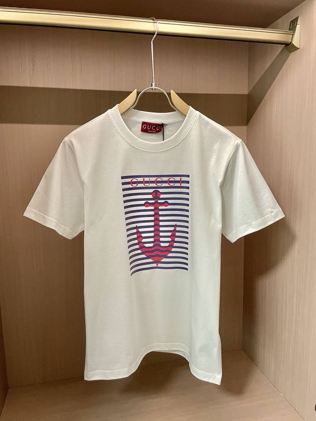 Gucci 2025春夏新品航海系列船锚海军蓝印花工艺短袖T恤；定制的柜台同步精梳棉面料，胸前由蓝色和红色组合图案为主题创作，这一次的航海系列绝对是顶流创作，爆