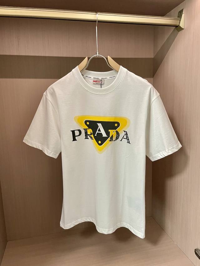 Prad 2025春夏新款男女同情侣款休闲棉质圆领短袖T恤衫！贸易公司渠道稀出，同步官网发售 ！ 2025春夏最新系列，经典时尚设计元素，为全新系列注入满满活力