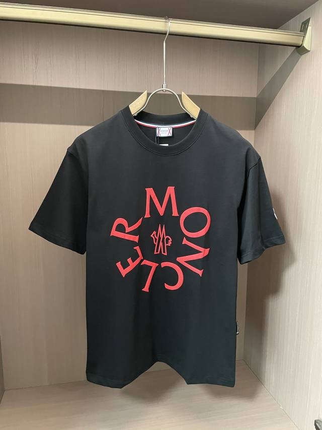 蒙口 2025春夏新款男女同情侣款休闲棉质圆领短袖T恤衫！贸易公司渠道稀出，同步官网发售 ！ 2025春夏最新系列，经典时尚设计元素，为全新系列注入满满活力，这